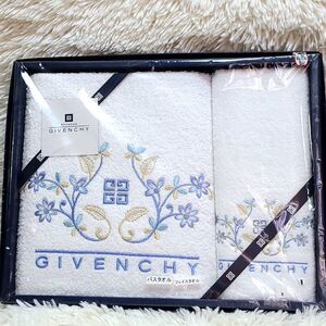 💯 Authentic Givenchy Towel 🍀